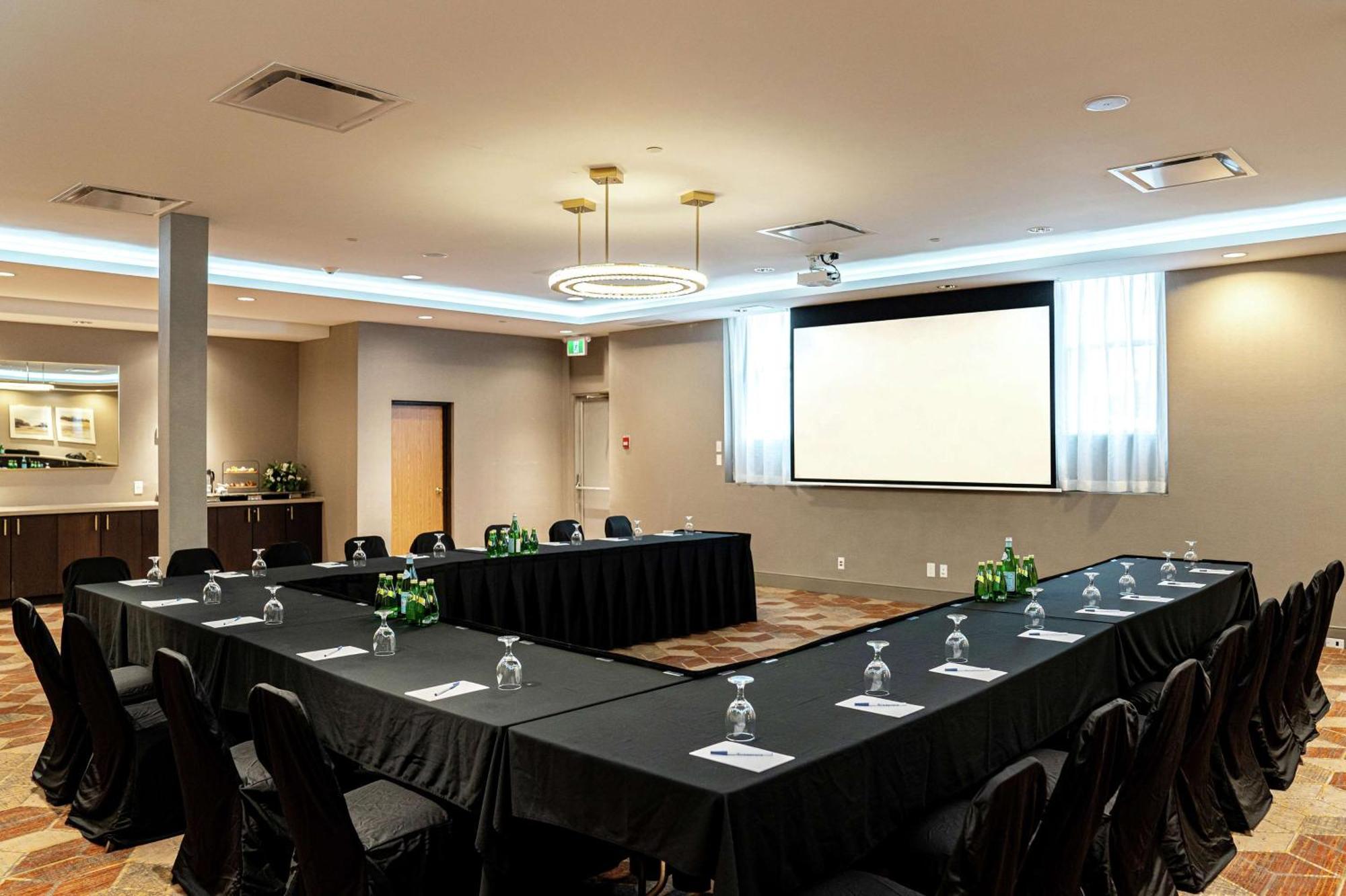 Hotel DoubleTree by Hilton Kitchener Exterior foto